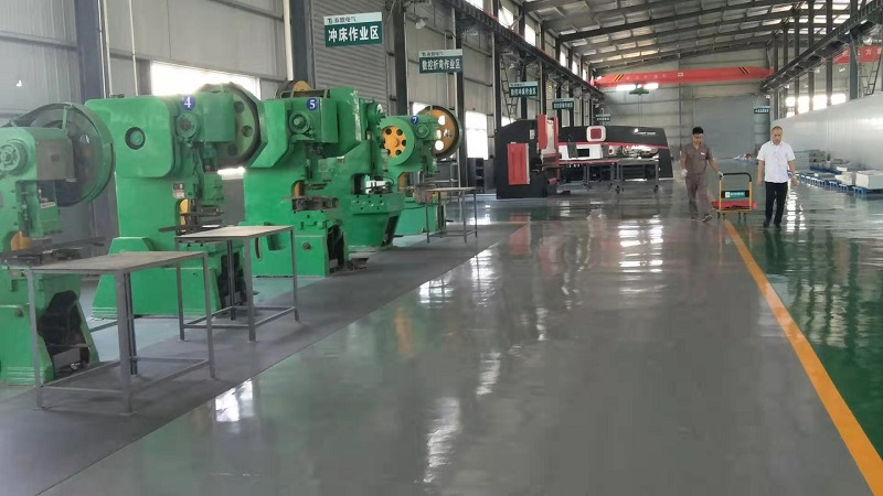 钣金厂生产场景,工人专注操作设备
