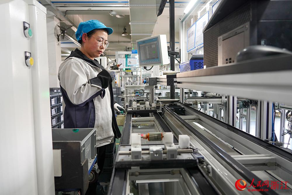 工厂工人扫码报工