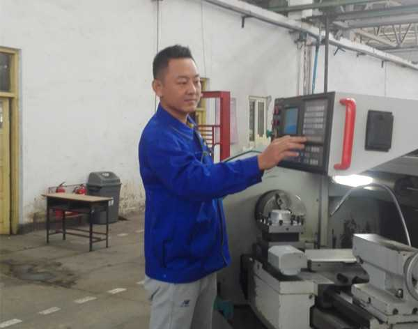 车间老师傅操作设备