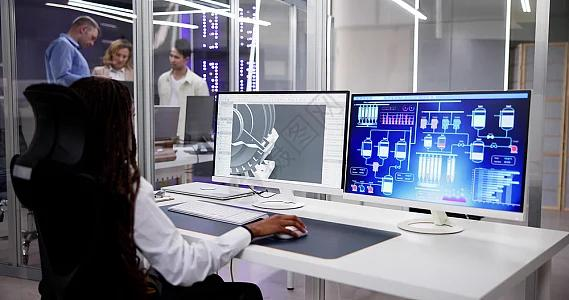 研发人员在办公室查看新产品图纸和3D模型