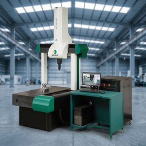 质检员用三坐标测量仪对首件产品进行精密检测