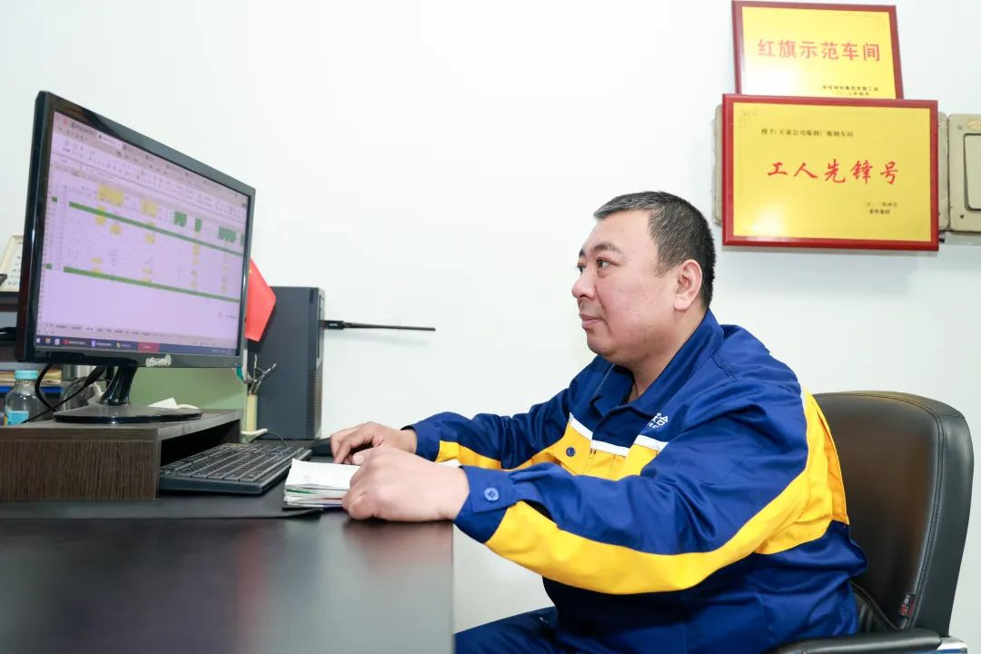 办公桌上摊开的图纸和报价单